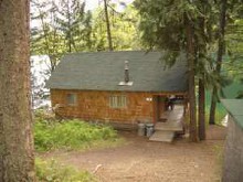 Waterfront guest cabin at Echo Lake Resort