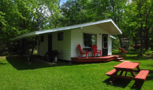 Guest cottage with picnic table at Panorama Camp