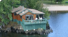 Lakefront guest cabin on rocky point at Totem Lodge