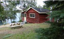 Guest cabin overlooking lake at Domaine Shannon