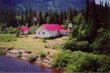 Lodge and cabins at Moisie-Eau Dorée Outfitter