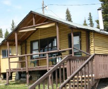 Log guest cabin at Prairies Edge Outfitting